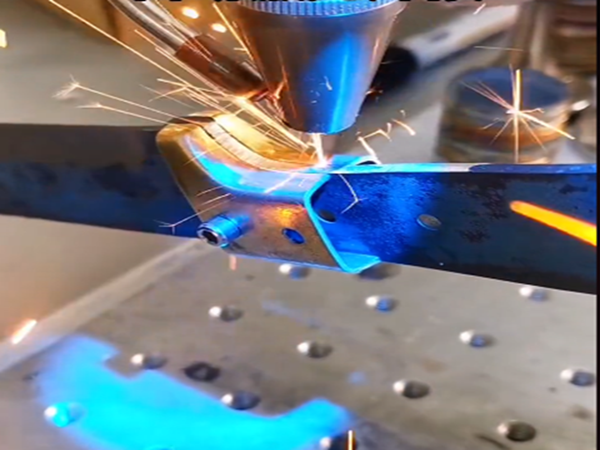 智能焊接機(jī)器人價(jià)格是多少?貴不貴? 焊接機(jī)器人價(jià)格