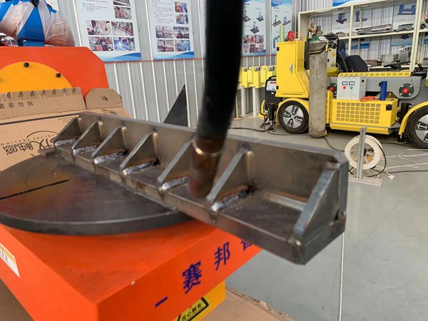 變位機(jī)圖片展示 U型焊接變位機(jī)的特點(diǎn)