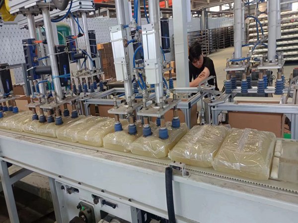 青島賽邦生產(chǎn)的搬運機器人展示 搬運機器人廠家排名榜