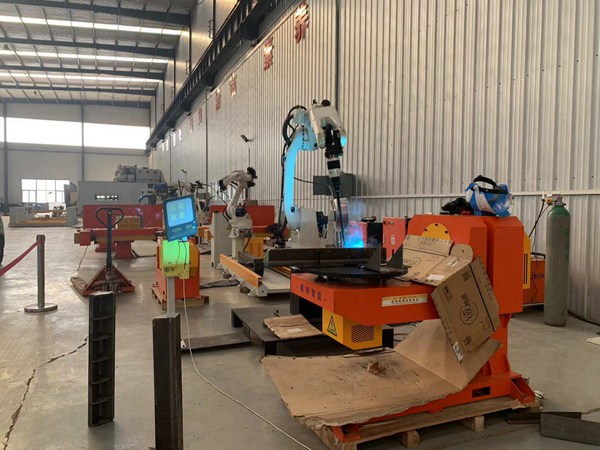 青島賽邦生產的焊接機器人展示