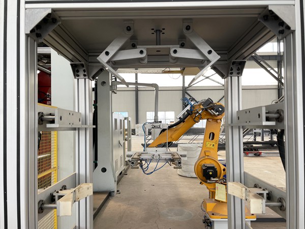 青島賽邦生產(chǎn)的上下料機(jī)器人圖