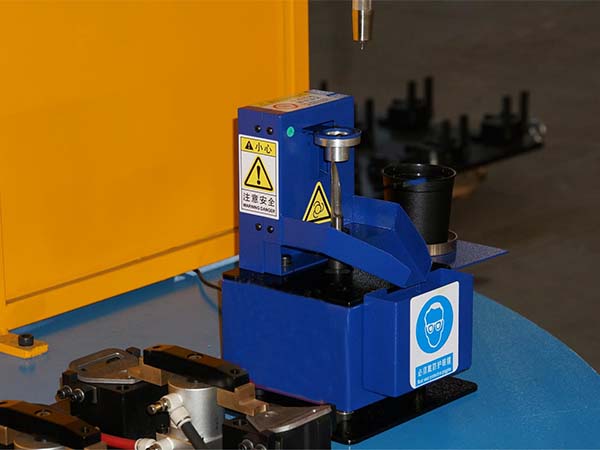 全自動焊接機器人的清槍器怎樣進行工作? 全自動焊接機器人的清槍器怎樣進行工作?