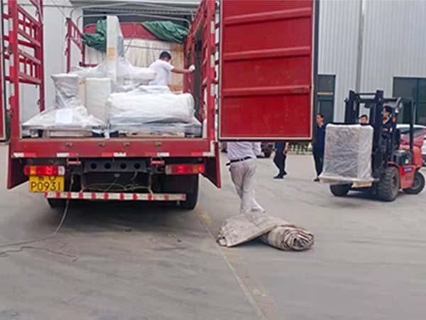 青島賽邦智能焊接機(jī)器人廠家的發(fā)貨現(xiàn)場