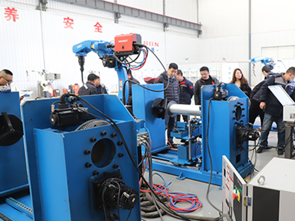 工業(yè)焊接機器人輔助設(shè)備的用處 焊接變位機對工業(yè)焊接機器人的作用