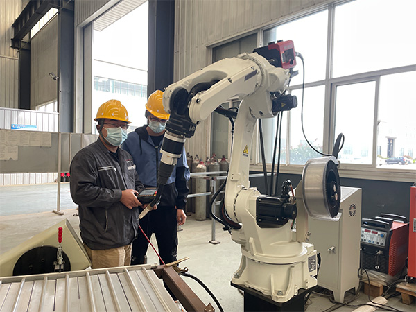 工業(yè)焊接機器人實現(xiàn)自動化焊接 工業(yè)焊接機器人實現(xiàn)自動化焊接