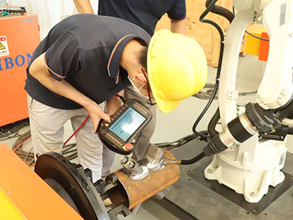 全自動點焊機器人操作人員工作 全自動點焊機器人操作人員工作