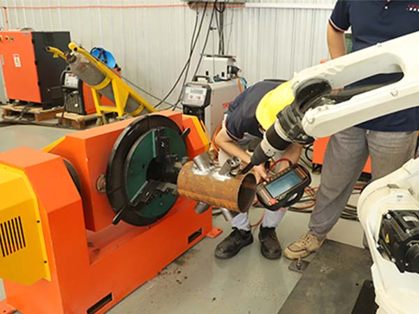 自動(dòng)化焊機(jī)需要搭配焊接變位機(jī) 自動(dòng)化焊機(jī)需要搭配焊接變位機(jī)