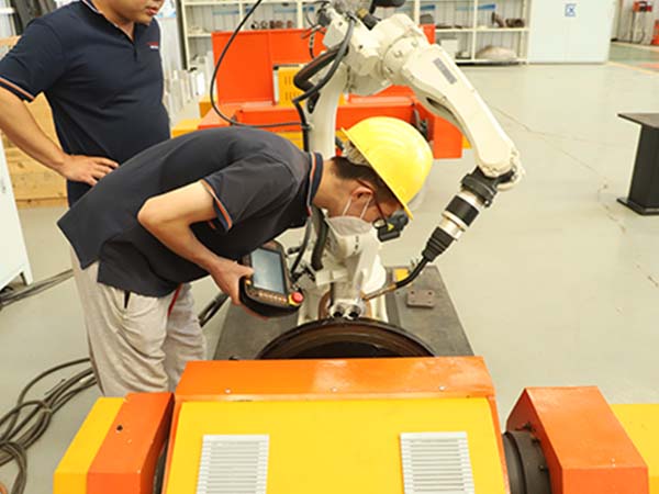 焊接機器人操作人員 焊接機器人操作人員