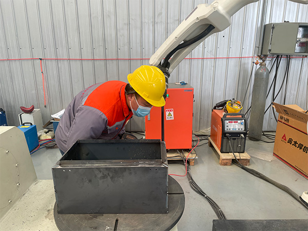 自動焊接機器人幫助企業成本下降,技術水平提升 自動焊接機器人幫助企業成本下降,技術水平提升